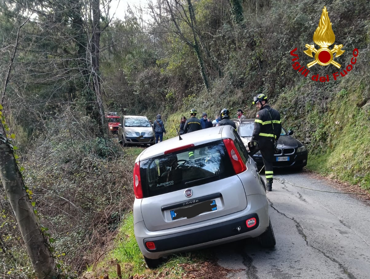 Mezzanego, auto in bilico sulla statale: intervento dei Vigili del Fuoco in Valcarnella
