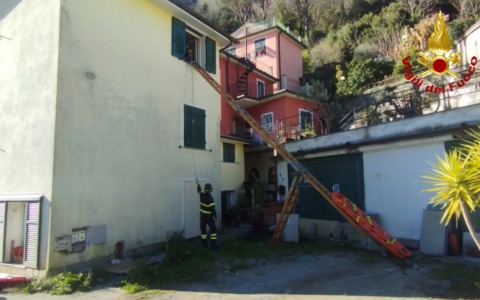 Scala troppo stretta, donna salvata con uno scivolo improvvisato a Carasco