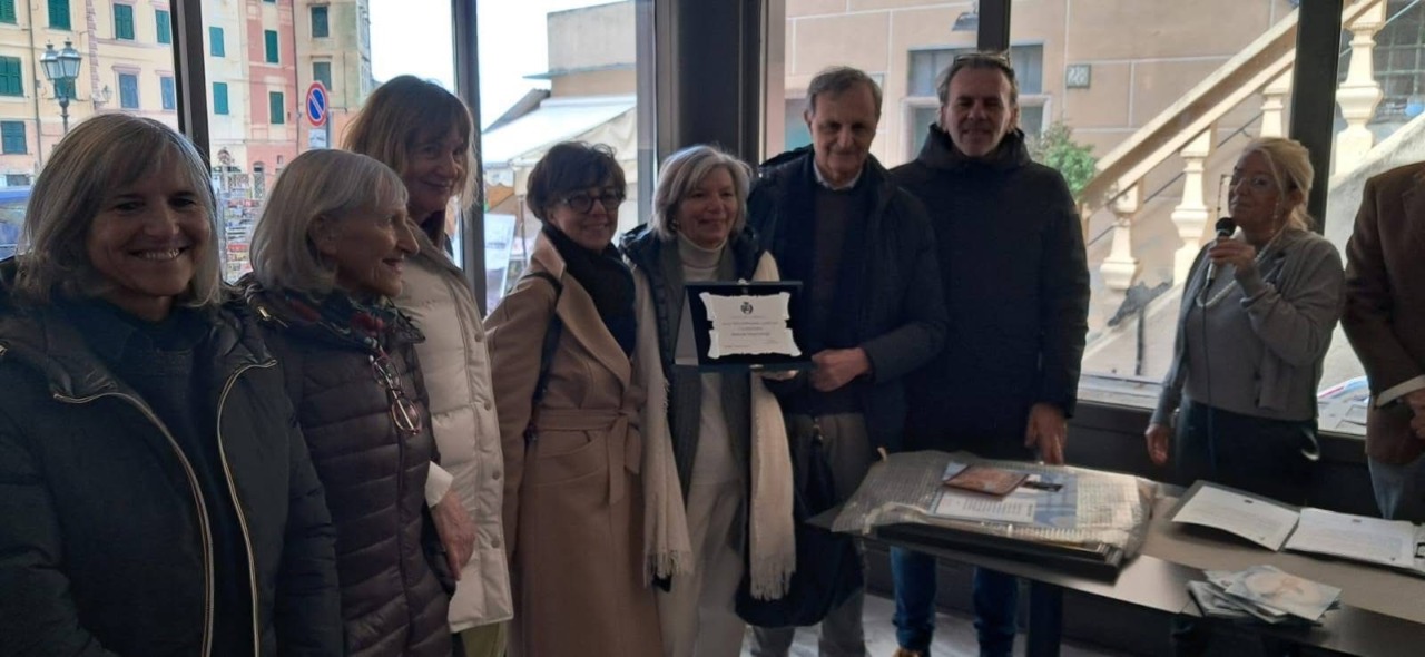 “San Valentino… Innamorati a Camogli”, poesia e arte accendono il Molo Napoleonico