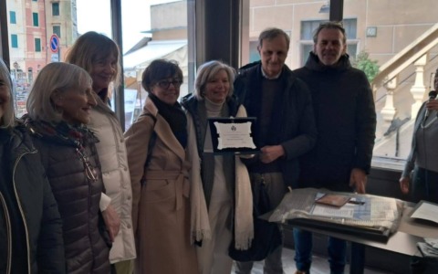 “San Valentino… Innamorati a Camogli”, poesia e arte accendono il Molo Napoleonico