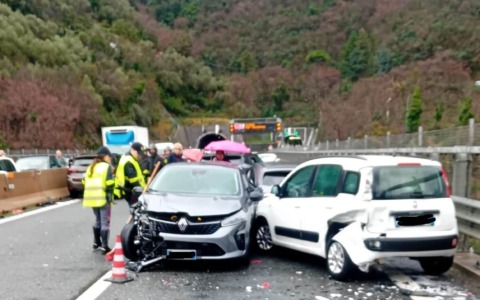 A12 nel caos: maxi tamponamento sotto una grandinata record