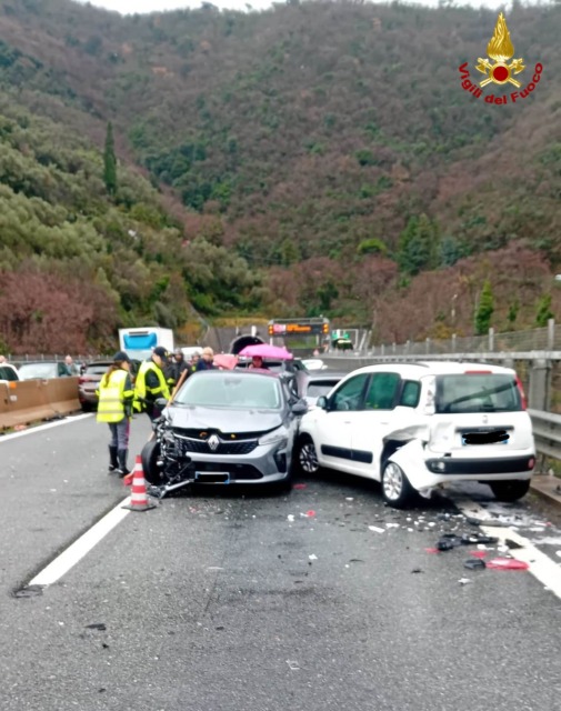 A12 nel caos: maxi tamponamento sotto una grandinata record