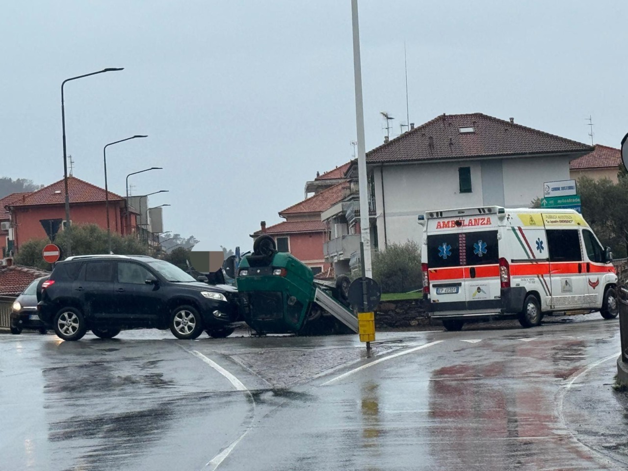 Sestri, Ape car si ribalta in via Sara