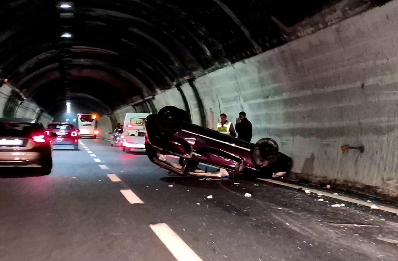 Auto si ribalta sull’autostrada A12 tra Chiavari e Rapallo
