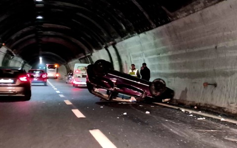 Auto si ribalta sull’autostrada A12 tra Chiavari e Rapallo