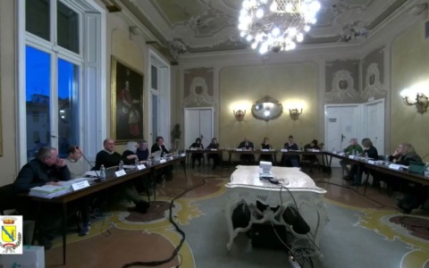 Incompatibilità risolta, ma è scontro a Lavagna: Lapetina attacca su tasse e mozioni bocciate