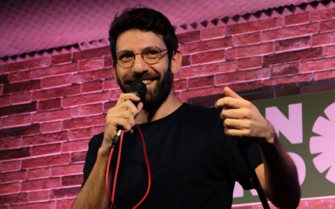 Santa: venerdì torna la stand-up comedy al circolo Orchidea