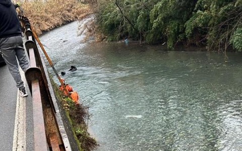 Auto finisce nel torrente Graveglia, illeso il conducente