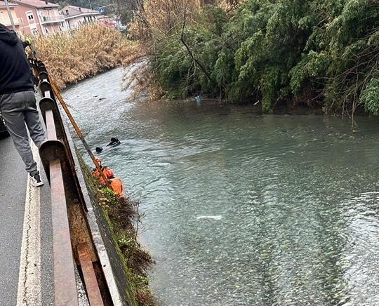 Auto finisce nel torrente Graveglia, illeso il conducente
