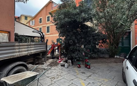 Sestri, lavori in corso in piazza Cavour per una perdita d’acqua