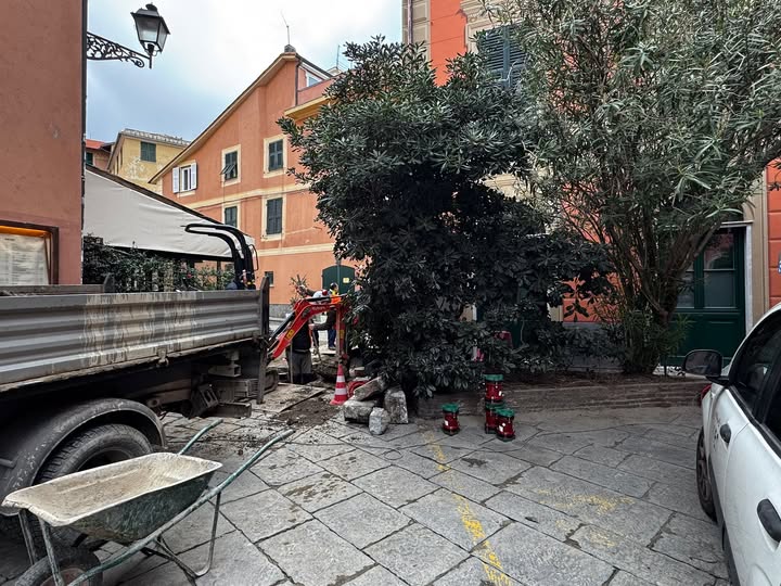 Sestri, lavori in corso in piazza Cavour per una perdita d’acqua