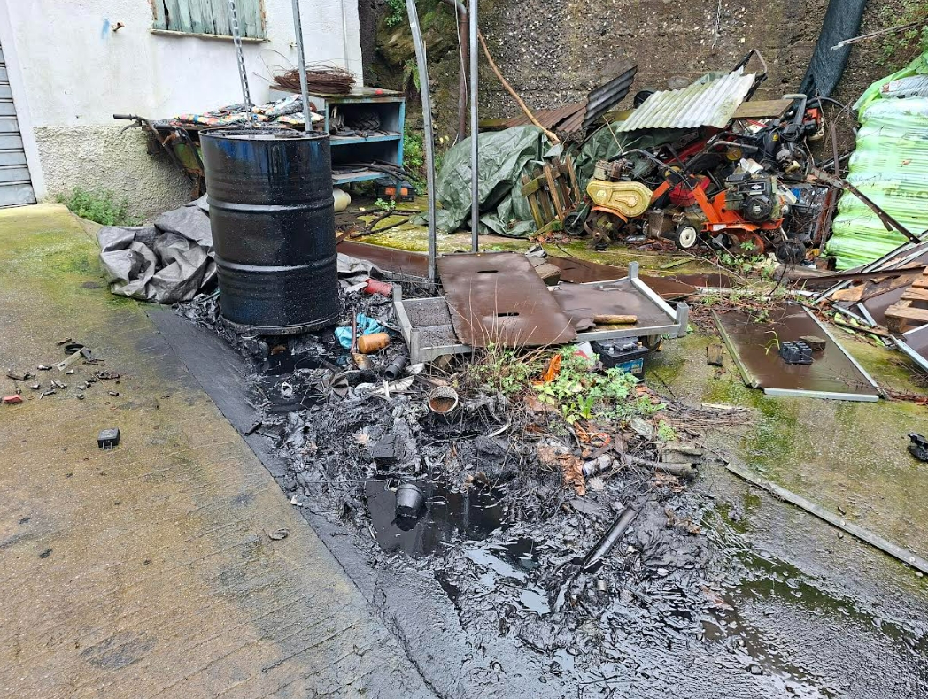 Recco, scoperto deposito illecito di rifiuti pericolosi e sversamenti oleosi