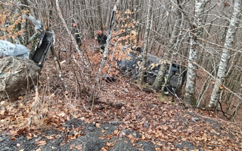 Auto esce fuori strada, due persone ferite