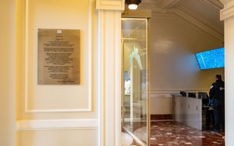 Una targa poetica nell’atrio della Regione: l’omaggio di Silvano Bortolazzi alla Liguria