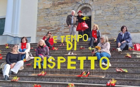 Quasi 230 scarpe rosse a Uscio per la Giornata Internazionale della Donna