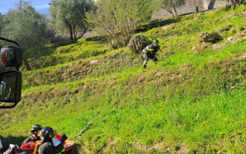 Cade da una fascia, soccorso 66enne