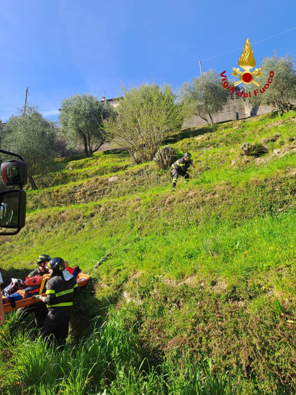 Cade da una fascia, soccorso 66enne