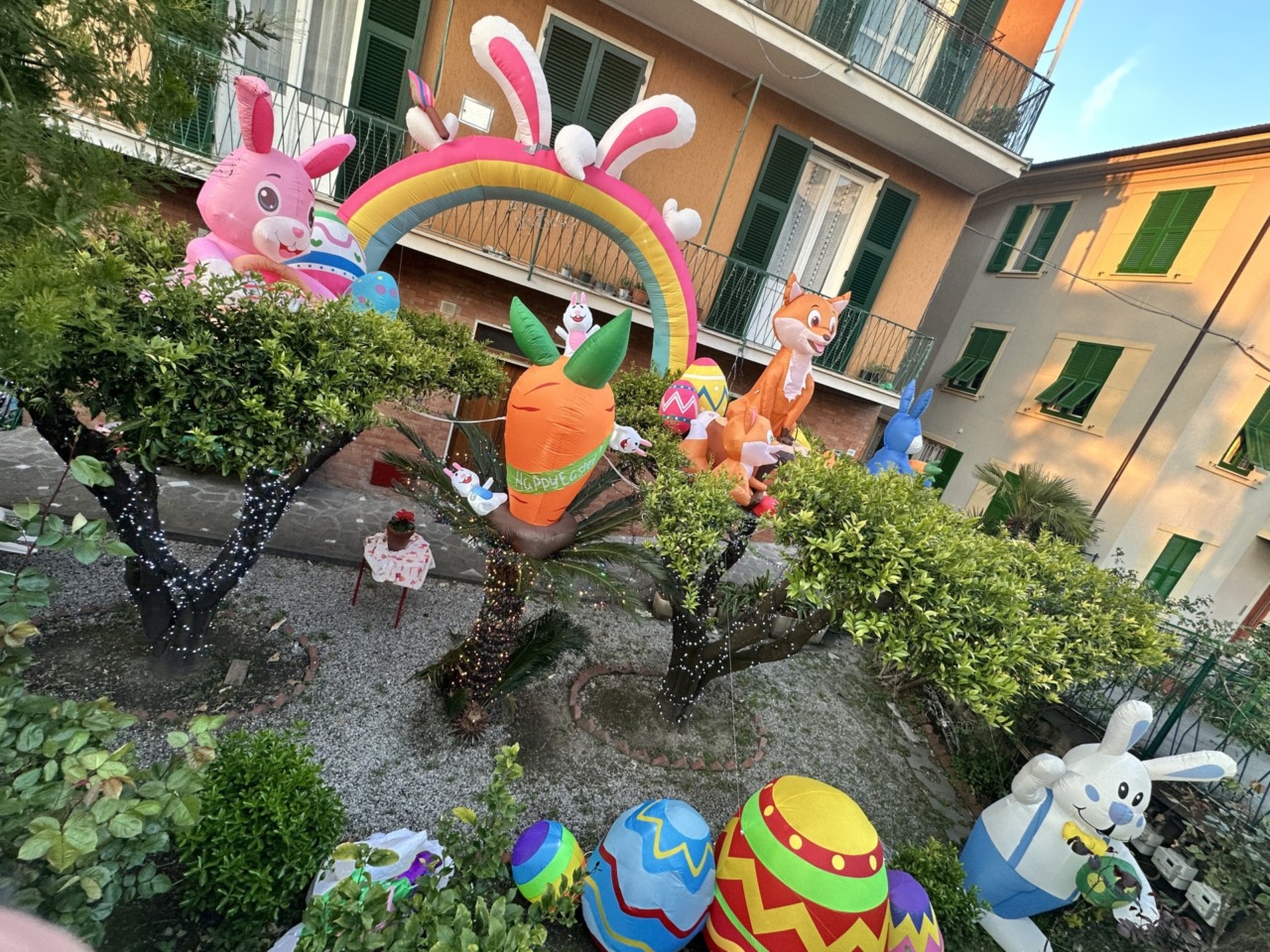 A Lavagna in corso Buenos Aires spuntano le decorazioni pasquali di Paolo Pastorino