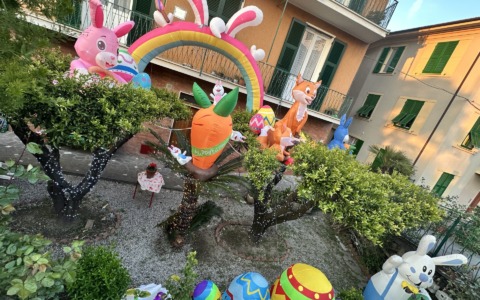 A Lavagna in corso Buenos Aires spuntano le decorazioni pasquali di Paolo Pastorino