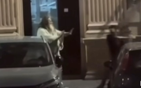 Sestri Levante, caccia all’aggressore di Maxime: la città gli regala una nuova chitarra