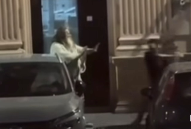 Sestri Levante, caccia all’aggressore di Maxime: la città gli regala una nuova chitarra