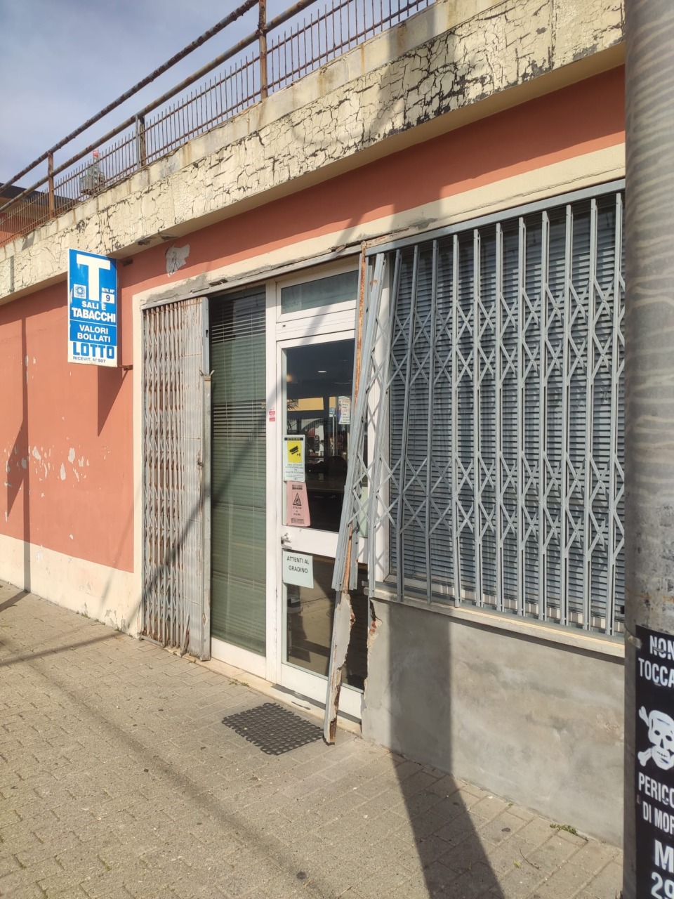 Nuova spaccata all’alba: nel mirino ancora il bar tabacchi della stazione di Lavagna