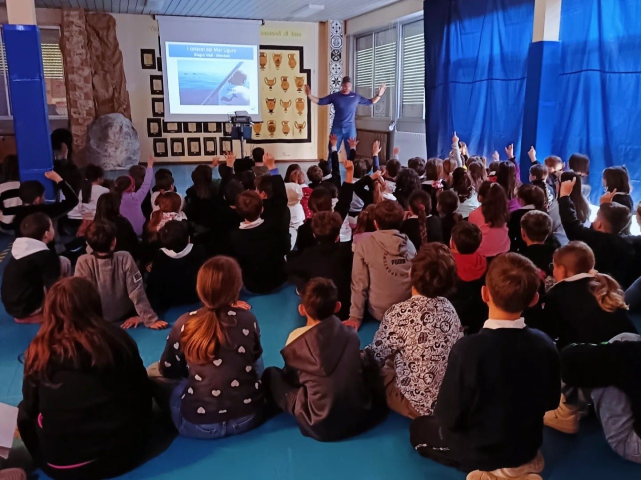 I giganti del mare incantano gli alunni della Vera Vassalle