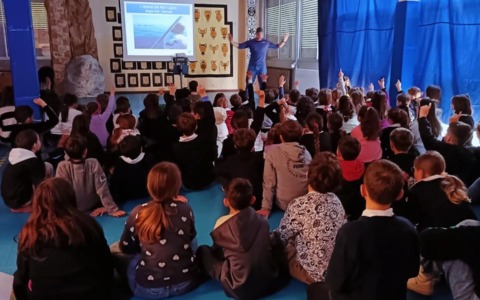 I giganti del mare incantano gli alunni della Vera Vassalle
