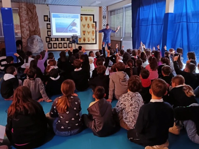 I giganti del mare incantano gli alunni della Vera Vassalle
