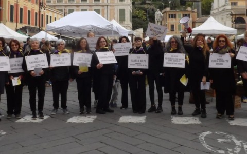 Grande partecipazione a Chiavari per l’azione artistica “Le Vie delle Donne”