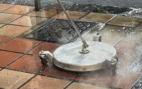 Iniziati a Recco i lavaggi a caldo con lucidatrice di portici e marciapiedi