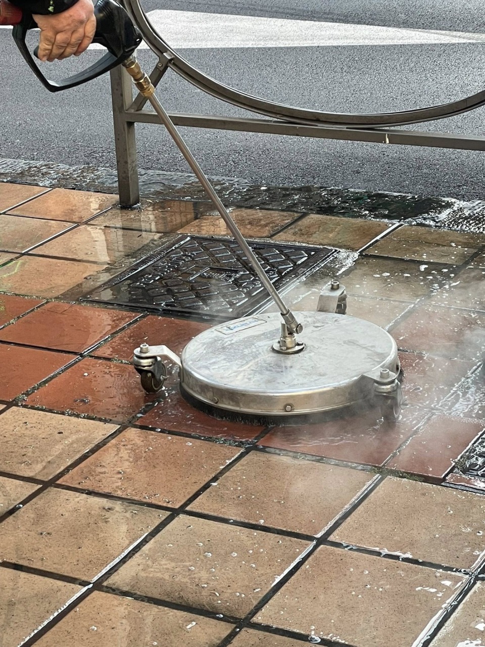 Iniziati a Recco i lavaggi a caldo con lucidatrice di portici e marciapiedi