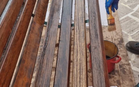 Chiavari, restaurate 12 panchine nel porto cittadino