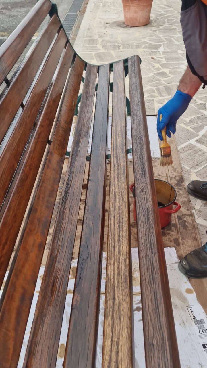 Chiavari, restaurate 12 panchine nel porto cittadino