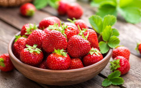 Maturano le fragole, la primavera è servita: i consigli per coltivarle (anche) sul balcone