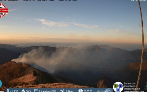 Incendio sul Monte Caucaso: vigili del fuoco al lavoro dalla notte