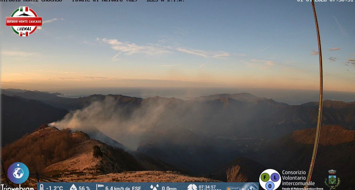 Incendio sul Monte Caucaso: vigili del fuoco al lavoro dalla notte