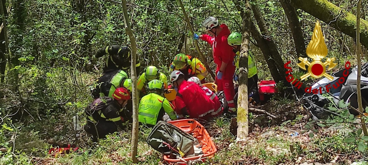 Fuori strada con la moto, ventenne soccorso a Orero