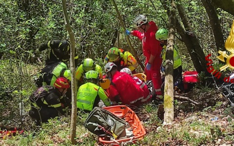 Fuori strada con la moto, ventenne soccorso a Orero