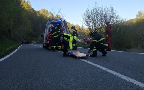 Perde controllo della moto, centauro finisce fuori strada riportando gravi ferite