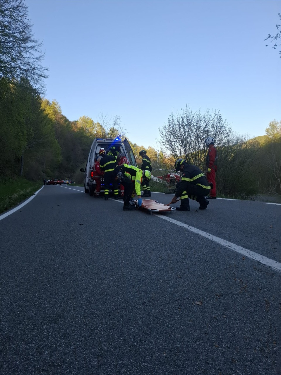 Perde controllo della moto, centauro finisce fuori strada riportando gravi ferite