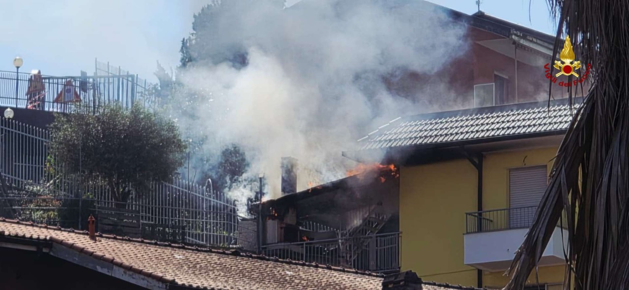 Copertura adiacente a un’abitazione in fiamme a Cogorno