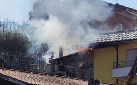 Copertura adiacente a un’abitazione in fiamme a Cogorno