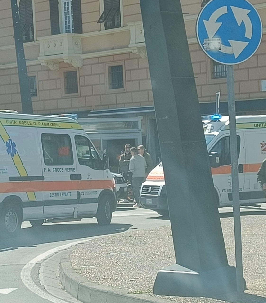 Incidente in piazza Sant’Antonio a Sestri, una persona a terra dopo la caduta da un mezzo a due ruote