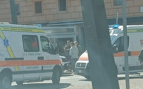 Incidente in piazza Sant’Antonio a Sestri, una persona a terra dopo la caduta da un mezzo a due ruote