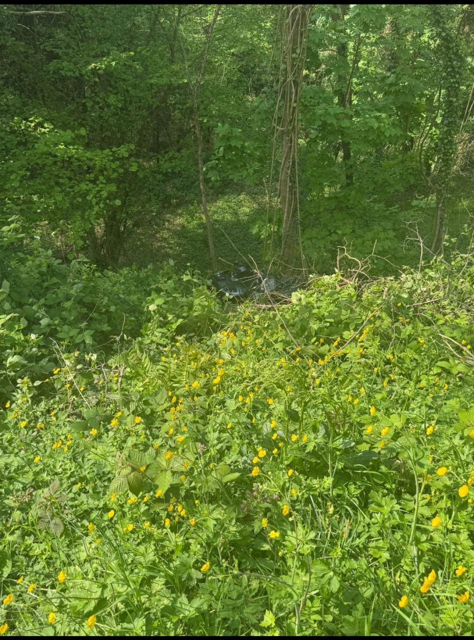 Scontro moto-auto, 58enne finisce fuori strada e riporta diverse contusioni