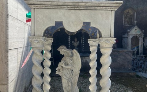 Avegno restaura un monumento funerario e lo dedica a tutti i bambini vittime innocenti delle guerre