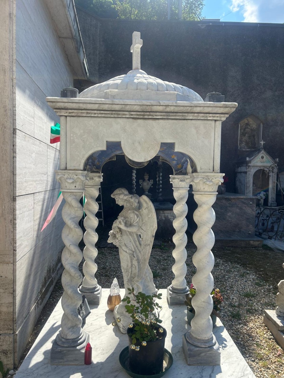 Avegno restaura un monumento funerario e lo dedica a tutti i bambini vittime innocenti delle guerre