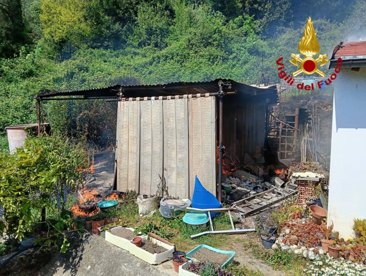 A fuoco una baracca a Leivi, intervento dei Vigili del fuoco dei distaccamenti di Chiavari e Rapallo