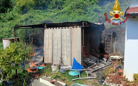 A fuoco una baracca a Leivi, intervento dei Vigili del fuoco dei distaccamenti di Chiavari e Rapallo